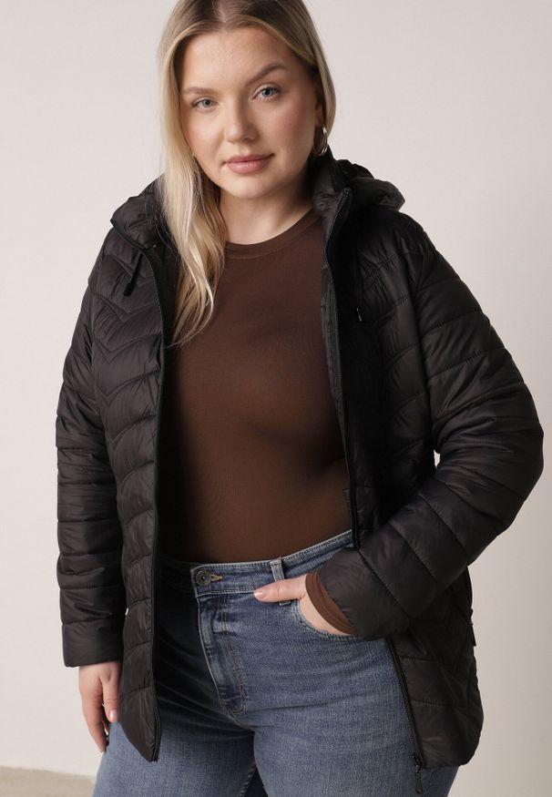 Born2be - Czarna Pikowana Kurtka Przejściowa z Kapturem o Taliowanym Kroju Lissanoria. Okazja: na spacer, na co dzień. Typ kołnierza: kaptur. Kolor: czarny. Materiał: poliester, jeans. Styl: casual