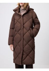Reserved - Długa kurtka z kapturem - ciemnobrązowy. Typ kołnierza: kaptur. Kolor: brązowy. Materiał: tkanina. Długość: długie #1