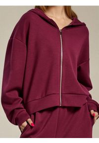 Sinsay - Rozpinana bluza z kapturem soft touch - czerwony. Typ kołnierza: kaptur. Kolor: czerwony. Materiał: wiskoza, dzianina