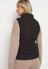 Born2be - Czarna Pikowana Kamizelka ze Stójką i Zasuwanymi Kieszeniami Lorenith. Typ kołnierza: kołnierzyk stójkowy. Kolor: czarny. Materiał: jeans. Styl: elegancki #4