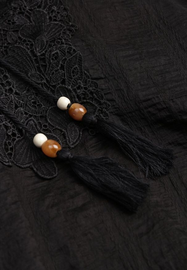 Renee - Czarna Wiązana Bluzka w Stylu Boho z Tencelu z Koralikami i Koronką Helotis. Okazja: na co dzień. Kolor: czarny. Materiał: koronka. Wzór: koronka. Styl: boho
