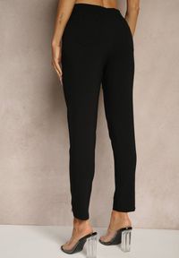 Renee - Czarne Spodnie z Wiskozą High Waist i Ozdobnymi Napami Redaira. Okazja: na co dzień. Stan: podwyższony. Kolor: czarny. Materiał: wiskoza. Wzór: aplikacja. Styl: sportowy, elegancki, casual #5