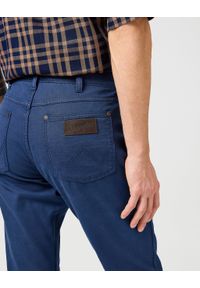 Wrangler - WRANGLER MĘSKIE SPODNIE MATERIAŁOWE WRANGLER GREENSBORO NAVY 112362441. Materiał: materiał #3