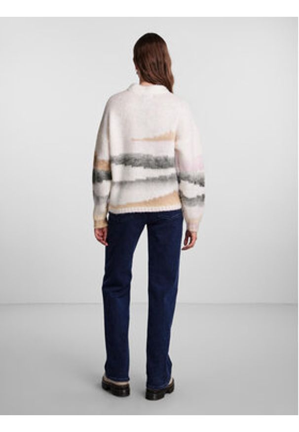 Pieces Sweter 17142347 Biały Regular Fit. Kolor: biały. Materiał: syntetyk