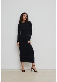 Marsala - Sukienka z marszczeniami w kolorze TOTALLY BLACK - PIURA. Okazja: na randkę. Materiał: wiskoza, elastan, skóra. Długość rękawa: długi rękaw. Styl: elegancki. Długość: maxi