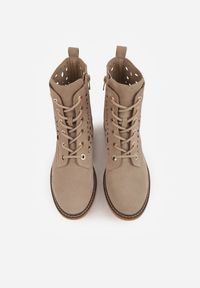 Renee - Ciemnobeżowe Skórzane Botki z Ażurowym Wzorem Kasona. Okazja: na co dzień. Kolor: beżowy. Materiał: skóra. Wzór: ażurowy. Styl: casual #5