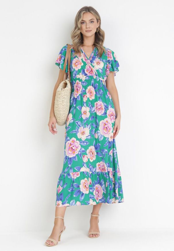 Born2be - Zielona Sukienka Maxi z Kopertowym Dekoltem i Gumkami w Pasie Kelsi. Typ kołnierza: dekolt kopertowy. Kolor: zielony. Długość rękawa: krótki rękaw. Sezon: wiosna, lato. Typ sukienki: kopertowe. Długość: maxi