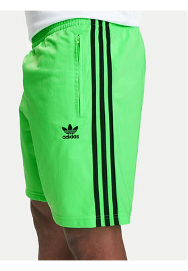 Adidas - adidas Szorty sportowe adicolor Firebird JY1340 Zielony Regular Fit. Kolor: zielony. Materiał: syntetyk. Styl: sportowy