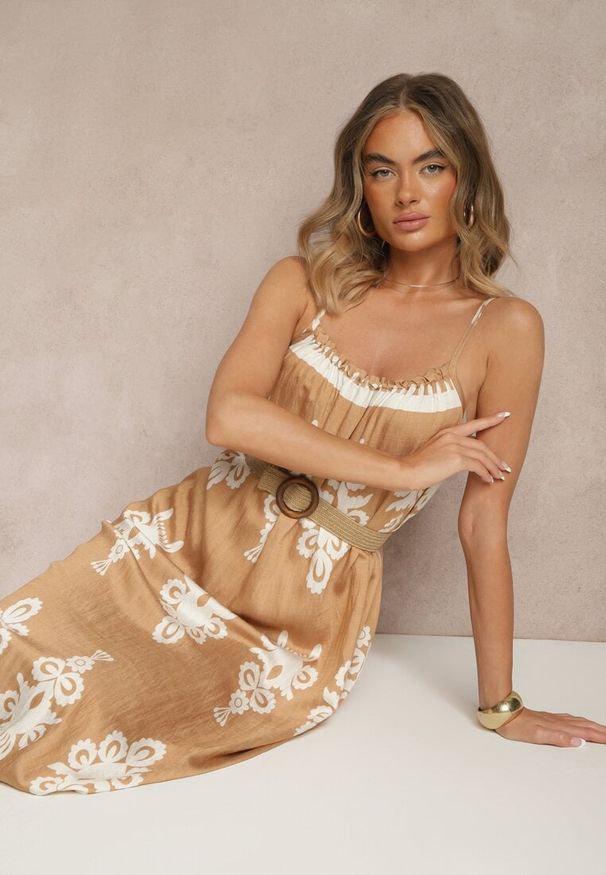Renee - Jasnobrązowa Rozkloszowana Sukienka na Ramiączkach w Ornamentalny Print Reveleine. Okazja: na co dzień. Typ kołnierza: dekolt w serek. Kolor: brązowy. Długość rękawa: na ramiączkach. Wzór: nadruk. Styl: casual