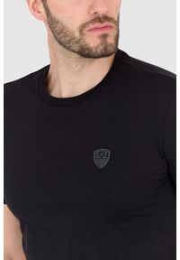 EA7 Emporio Armani - EA7 Czarna koszulka męska z naszywką z logo. Kolor: czarny. Wzór: aplikacja