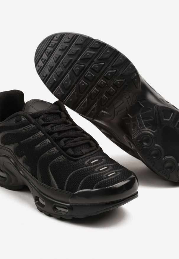 Born2be - Czarne Buty Sportowe Sneakersy Ozdobione Tłoczeniem Tulinea. Okazja: na co dzień, na spacer. Kolor: czarny. Wzór: aplikacja. Sport: turystyka piesza