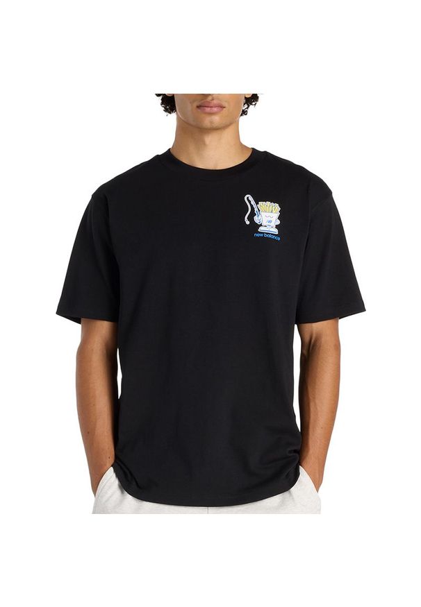 Koszulka męska New Balance MT61I5BMBK - czarna. Kolor: czarny. Materiał: bawełna. Długość rękawa: krótki rękaw. Długość: krótkie. Wzór: kolorowy
