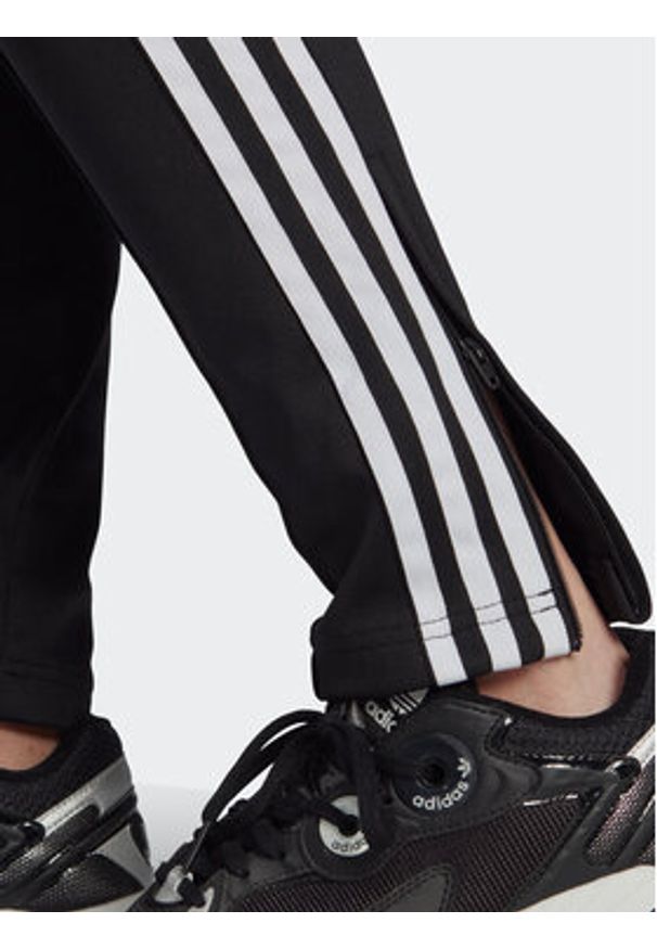 Adidas - adidas Spodnie dresowe adicolor IB5916 Czarny Slim Fit. Kolor: czarny. Materiał: bawełna