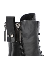 Czarne Botki Vinceza Wygodne Buty Damskie. Okazja: na co dzień. Zapięcie: sznurówki. Kolor: czarny. Szerokość cholewki: normalna. Wzór: gładki, aplikacja. Sezon: zima, jesień. Obcas: na obcasie. Styl: klasyczny, casual, elegancki #6