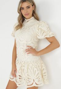 Born2be - Jasnobeżowa Sukienka Cilleis. Typ kołnierza: kołnierzyk stójkowy. Kolor: beżowy. Materiał: koronka. Wzór: ażurowy, aplikacja, koronka. Styl: elegancki. Długość: mini #1