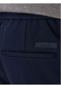 Calvin Klein Chinosy LV04LE613G Granatowy Slim Fit. Kolor: niebieski. Materiał: wiskoza #5