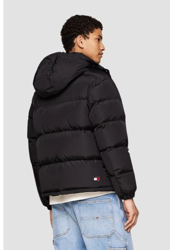 Tommy Jeans - TOMMY JEANS Czarna męska kurtka z naturalnym wypełnieniem. Kolor: czarny
