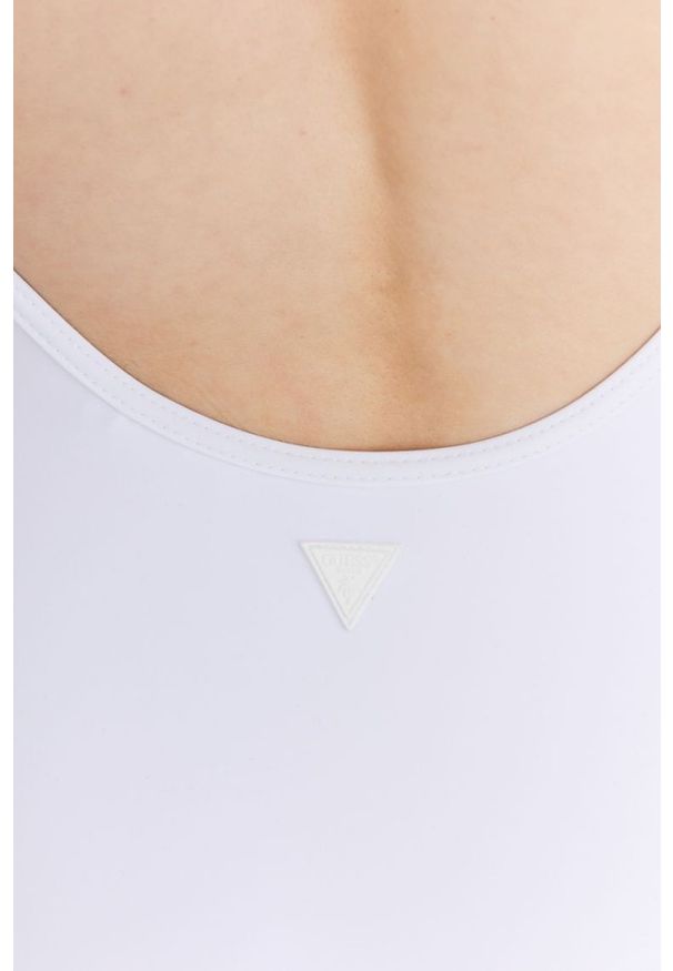 Guess - GUESS Biały damski jednoczęściowy strój kąpielowy z trójkątnym logo, Rozmiar XS. Kolor: biały. Materiał: poliamid. Wzór: nadruk, aplikacja