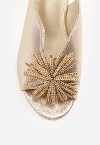 Renee - Złote Sandały Vices na Słupku ze Skórzaną Wkładką z Pomponem i Cyrkoniami Tiraga. Okazja: na co dzień. Kolor: złoty. Materiał: skóra. Sezon: lato. Obcas: na słupku. Styl: elegancki, casual #6