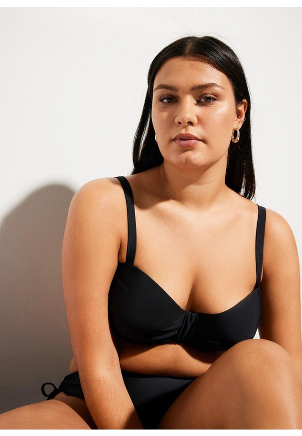 bonprix - Bikini z biustonoszem typu balkonetka z dodatkowym wiązaniem z tyłu na szyi (2 części). Kolor: czarny