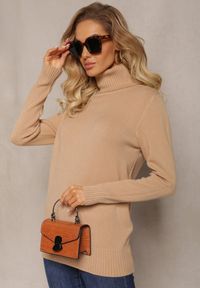 Renee - Ciemnobeżowy Golf z Prążkowanymi Krawędziami Bilfo. Typ kołnierza: golf. Kolor: beżowy. Materiał: prążkowany. Sezon: zima, jesień. Styl: klasyczny