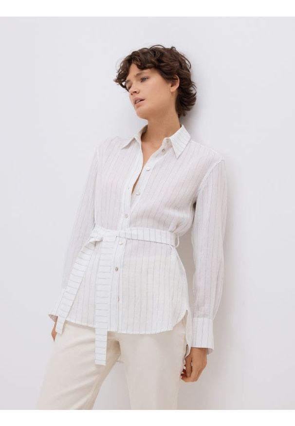 Reserved - Długa koszula z wiązaniem - biały. Kolor: biały. Materiał: wiskoza, tkanina. Długość: długie