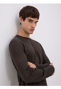 Reserved - Lniany longsleeve - ciemnobrązowy. Kolor: brązowy. Materiał: len. Długość rękawa: długi rękaw #1