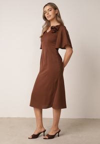 Born2be - Brązowa Koktajlowa Sukienka VICES ze Zwiewnymi Rękawami i Kwiatową Aplikacją 3D Talilia. Okazja: na wesele, na ślub cywilny, na imprezę. Kolor: brązowy. Wzór: aplikacja, kwiaty. Styl: wizytowy #6