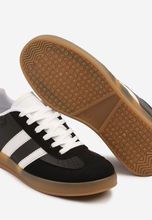 Renee - Czarne Sneakersy w Stylu Klasycznych Tenisówek Zdobione Przeszyciami Ivelfia. Okazja: na spacer, na co dzień. Kolor: czarny. Materiał: jeans. Wzór: aplikacja. Sport: turystyka piesza