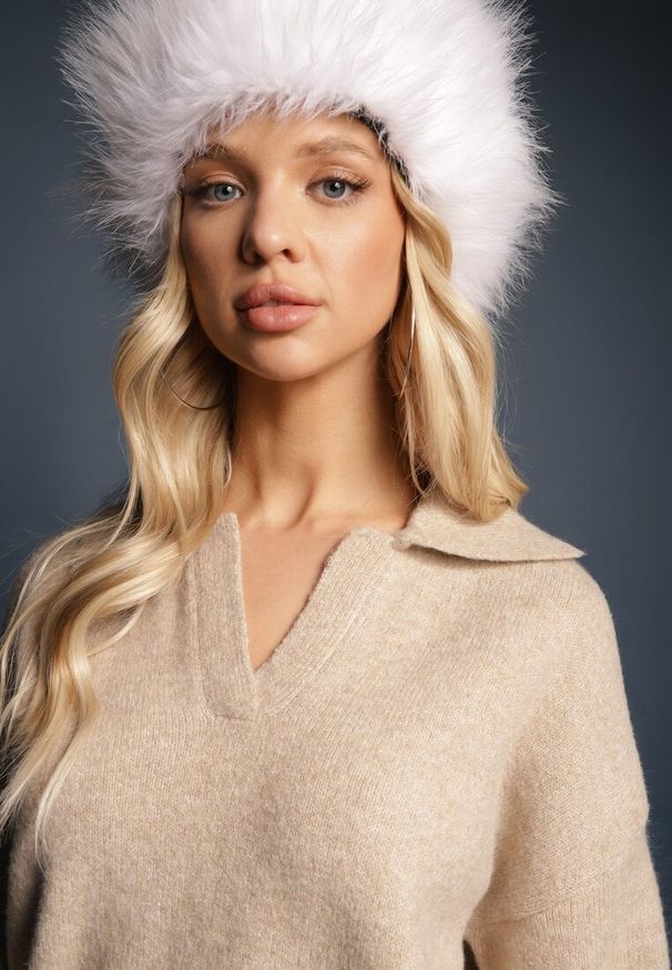 Renee - Beżowy Krótki Sweter z Trójkątnym Dekoltem Ozdobiony Kołnierzykiem Savalin. Okazja: na co dzień. Kolor: beżowy. Materiał: skóra, jeans, bawełna. Długość: krótkie. Wzór: aplikacja. Styl: elegancki, casual