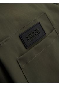 Ombre Clothing - Męska funkcjonalna kurtka przejściowa z kapturem – oliwkowa V2 - Rozmiar: S. Okazja: na co dzień. Typ kołnierza: kaptur. Kolor: oliwkowy. Materiał: tkanina, poliester, materiał. Wzór: gładki. Styl: casual #12
