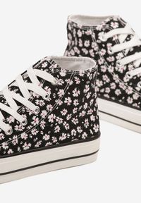 Born2be - Czarne Casualowe Trampki za Kostkę w Kwiatowy Wzór Follarita. Okazja: na co dzień. Wysokość cholewki: za kostkę. Zapięcie: sznurówki. Kolor: czarny. Materiał: jeans. Szerokość cholewki: normalna. Wzór: kwiaty. Styl: casual