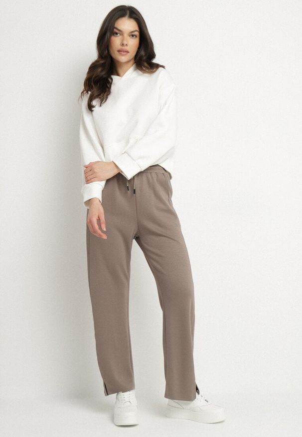 Born2be - Brązowe Dresowe Spodnie o Szerokim Kroju z Wysokim Stanem ze Sznurkiem Zaliona. Stan: podwyższony. Kolor: brązowy. Materiał: dresówka. Styl: sportowy, klasyczny, elegancki