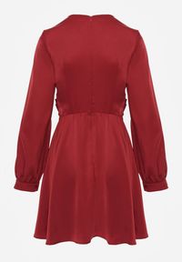 Renee - Czerwona Bawełniana Sukienka VICES z Satyny z Kopertowym Dekoltem Cunelia. Okazja: na co dzień. Typ kołnierza: dekolt kopertowy. Kolor: czerwony. Materiał: satyna, bawełna. Długość rękawa: długi rękaw. Typ sukienki: kopertowe. Styl: casual, elegancki #3