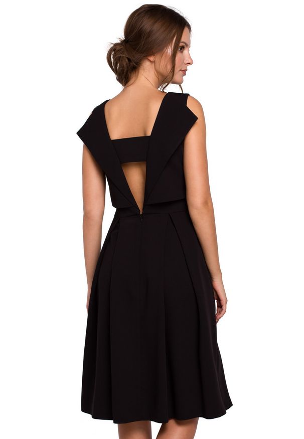 Sukienki.shop - Elegancka rozkloszowana sukienka z dekoltem na plecach czarna. Okazja: do pracy. Kolor: czarny. Styl: elegancki. Długość: midi