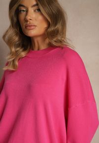 Renee - Fuksjowy Nietoperzowy Sweter w Minimalistycznym Stylu Raliava. Okazja: na co dzień. Kolor: różowy. Materiał: skóra, jeans. Styl: casual, elegancki #5