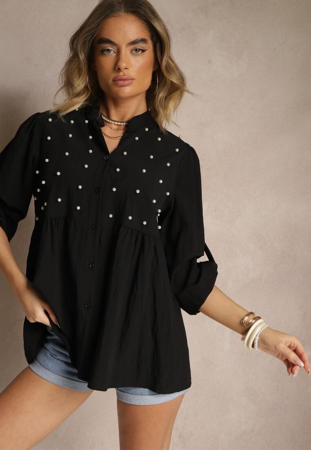 Renee - Czarna Koszula z Wiskozą i Perełkami Tanathiel. Okazja: na spotkanie biznesowe, na co dzień. Kolor: czarny. Materiał: wiskoza. Długość rękawa: długi rękaw. Długość: długie. Wzór: aplikacja. Styl: elegancki, casual, klasyczny, biznesowy