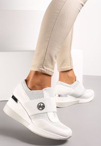 Renee - Białe Brokatowe Sneakersy na Koturnie Iweo. Nosek buta: okrągły. Kolor: biały. Materiał: materiał. Sezon: wiosna, jesień. Obcas: na koturnie. Wysokość obcasa: średni #1