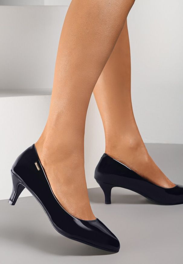 Born2be - Granatowe Czółenka Philenope. Wysokość cholewki: przed kostkę. Zapięcie: bez zapięcia. Kolor: niebieski. Materiał: lakier. Szerokość cholewki: normalna. Wzór: jednolity. Styl: klasyczny, elegancki