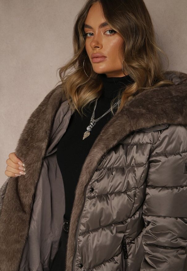 Renee - Szara Kurtka z Pikowanym Przeszyciami Wiązanym Paskiem i Kapturem z Futrem Fenida. Kolor: szary. Materiał: futro. Styl: elegancki