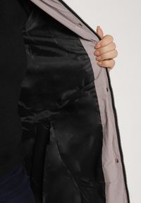 Born2be - Szara Pikowana Kurtka z Kapturem z Futrem i Wiązanym Paskiem Mevinatia. Okazja: na co dzień. Typ kołnierza: kaptur. Kolekcja: plus size. Kolor: szary. Materiał: futro. Styl: casual, klasyczny #2