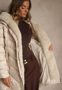 Renee - Beżowa Kurtka z Pikowanym Przeszyciami Wiązanym Paskiem i Kapturem z Futrem Fenida. Kolor: beżowy. Materiał: futro. Styl: elegancki #3