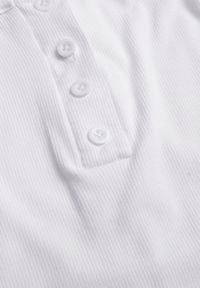 Born2be - Biały Top na Ramiączkach z Prążkowanej Tkaniny z Bawełny z Guzikami Bermisa. Okazja: na co dzień. Kolor: biały. Materiał: prążkowany, bawełna, tkanina. Długość rękawa: na ramiączkach. Styl: casual, elegancki #5