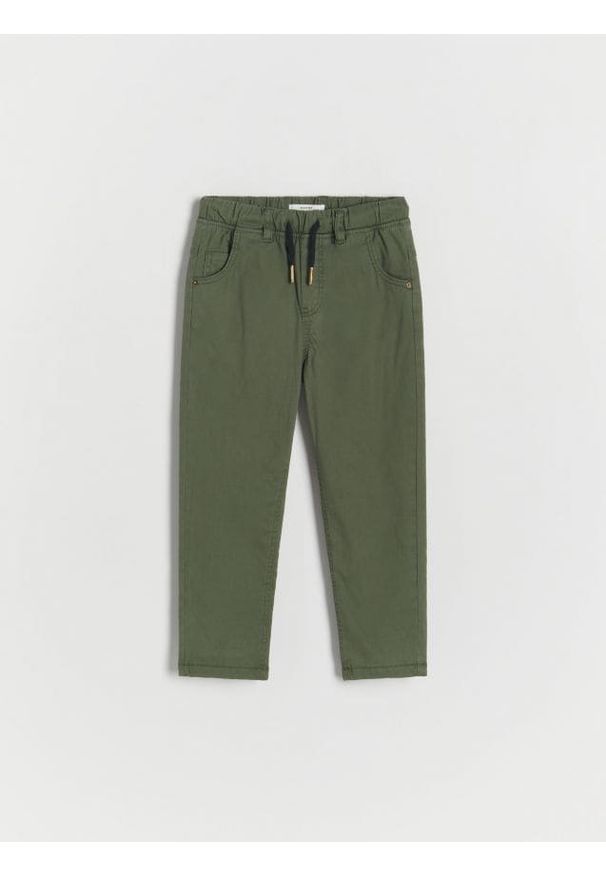 Reserved - Ocieplane spodnie regular - zielony. Kolor: zielony. Materiał: bawełna, tkanina, włókno. Wzór: gładki