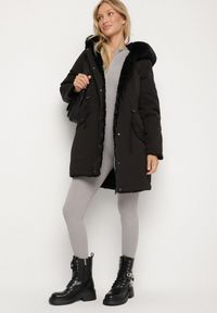 Born2be - Czarna Dwustronna Kurtka Parka Futerko z Kapturem Alorrise. Okazja: na co dzień. Typ kołnierza: kaptur. Kolor: czarny. Materiał: futro. Wzór: gładki. Styl: casual, elegancki #5