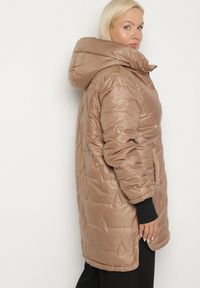 Born2be - Jasnobrązowa Przejściowa Kurtka z Pikowanymi Przeszyciami Fesinoa. Okazja: na co dzień, na spacer. Typ kołnierza: kaptur. Kolekcja: plus size. Kolor: brązowy. Materiał: jeans. Styl: casual #7