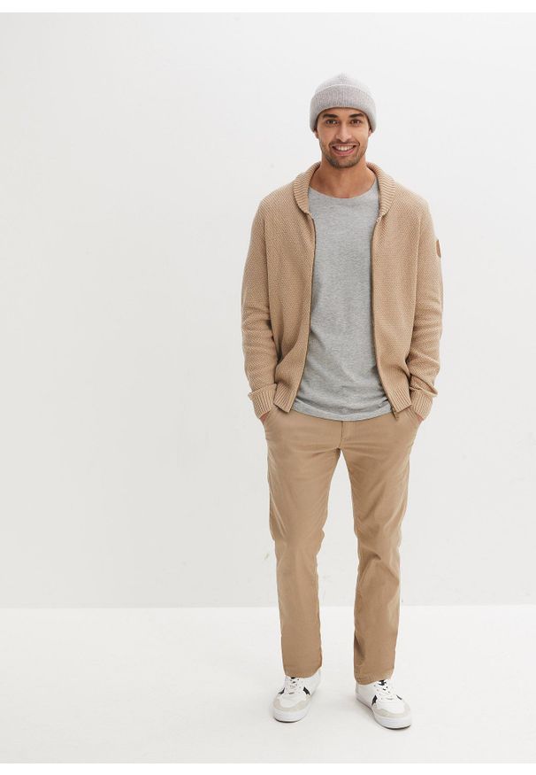 bonprix - Spodnie chinosy regular fit z elastyczną gumką w talii i paskiem, straight. Kolor: beżowy, zielony