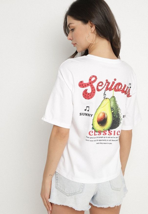 Born2be - Biały T-shirt z Bawełną i Motywem Awokado Addixa. Okazja: na co dzień. Kolor: biały. Materiał: bawełna. Styl: casual, klasyczny