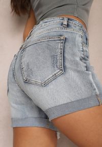 Renee - Jasnoniebieskie Casualowe Jeansowe Szorty z Bawełny High Waist Ozdobione Przetarciami Vimandris. Okazja: na co dzień. Stan: podwyższony. Kolor: niebieski. Materiał: bawełna, jeans. Długość: krótkie. Wzór: aplikacja. Styl: casual