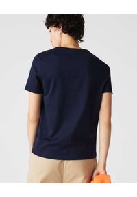 Lacoste - LACOSTE - Granatowy t-shirt w serek. Typ kołnierza: dekolt w serek. Kolor: niebieski. Materiał: bawełna. Wzór: aplikacja